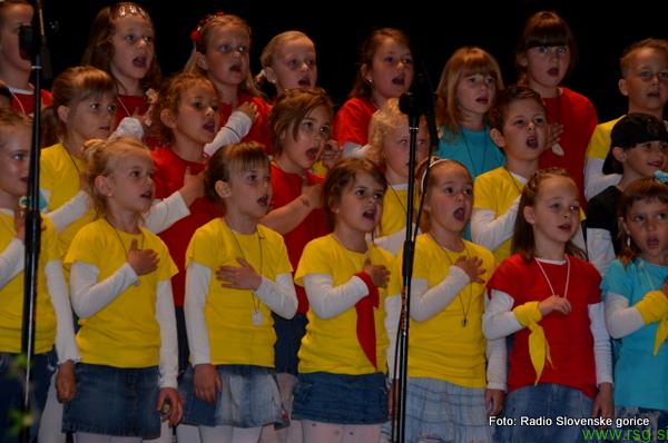 FOTO: Otroški pevski zbor Kamenčki v Lenartu navdušili