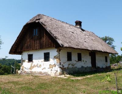 Slamnata streha za Pahlerjevo cimpračo v Bačkovi