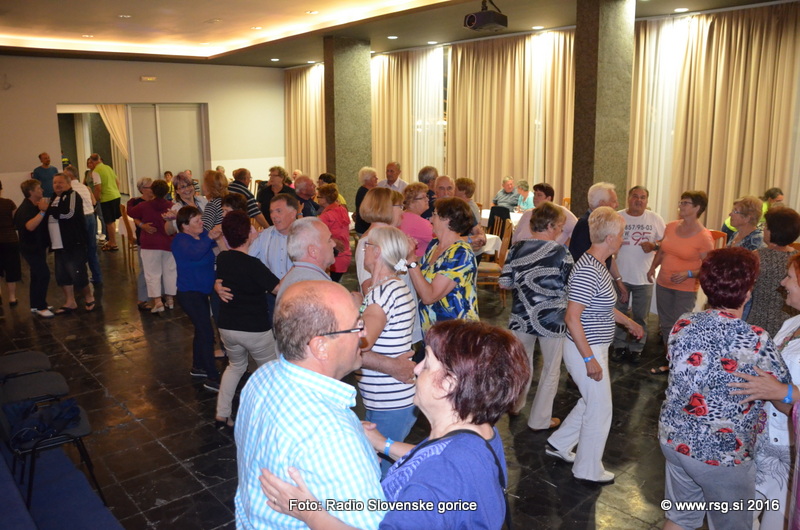 FOTO: Prvi zabavni večer v Starigradu