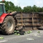 59-letnica padla iz traktorske prikolice, na njo pa krožna žaga