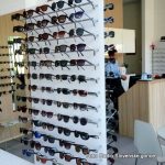 FOTO: V optiki priporočajo kvalitetna sončna očala