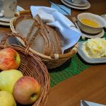 TRADICIONALNI SLOVENSKI ZAJTRK V ŠOLI V VITOMARCIH TUDI LETOS Z DOMAČIMI ČEBELARJI