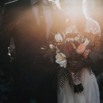 Poroka po koroni: Kako najti dobrega in prostega poročnega fotografa, band za poroko, poročno lokacijo, …