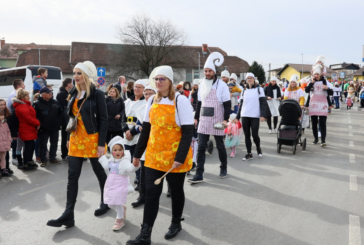 OTROCI IZ LENARŠKEGA VRTCA KOT PALČKI VSEH VRST ZAVZELI ULICE LENARTA NA SOBOTNI PUSTNI POVORKI