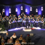 FOTO: SLOVENSKOGORIŠKI PIHALNI ORKESTER USPEŠNO IZVEDEL ŠE EN BOŽIČNI KONCERT, TOKRAT V DRUŽBI OMARJA NABERJA IN DOMAČINKE EVE LORBEK
