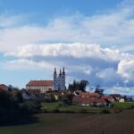 KAKO V SVETI TROJICI REŠUJEJO PLAZ NA STOPNICAH ZA CERKVIJO?